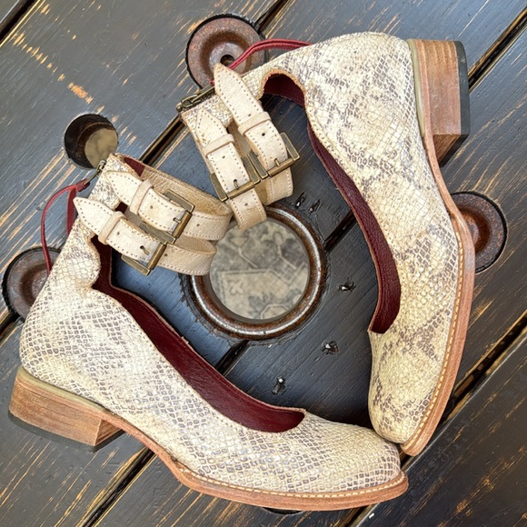 Freebird by Steven Snakeskin “Maribel” double Strap Shoes - Picture 3 of 14